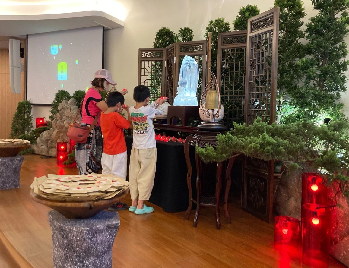 一進來會場,可以供燈禮佛,參與的民眾皆以虔誠的心禮拜佛像。祈福後領一包平安米,祝福他平安。