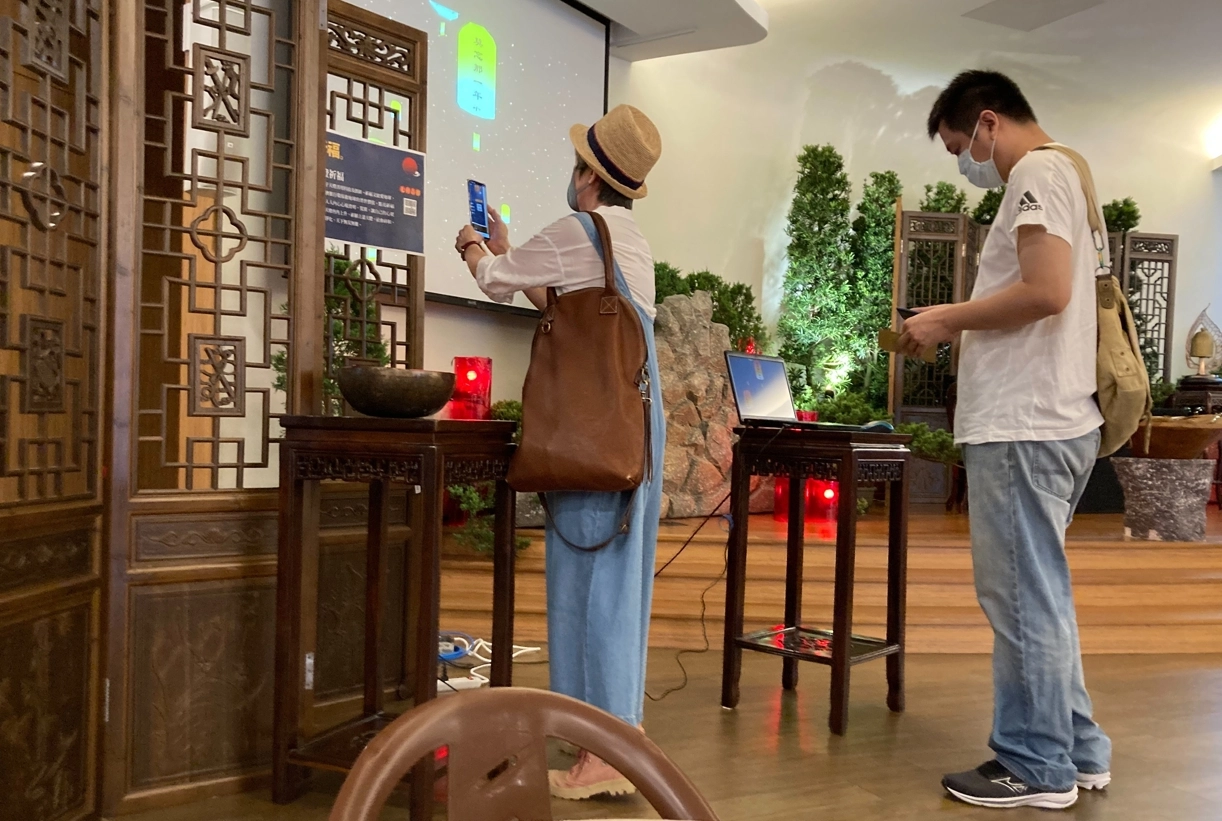 每一站都設有站名海報,讓參觀民眾掃描QR code集點換禮物。