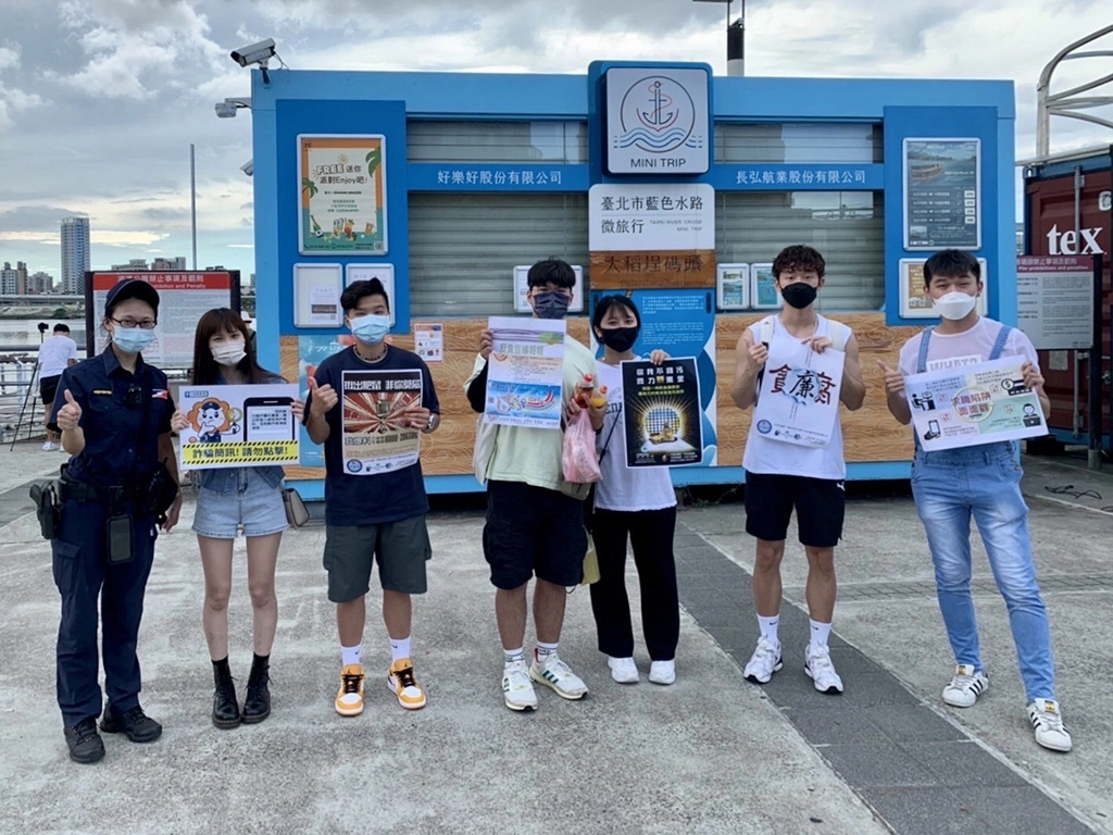 臺北市保安警察大隊,宣導民眾及青少年小心誇大不實的徵才廣告誘騙應徵,並講解5招方式,供青少年自保,避免誤入求職陷阱。