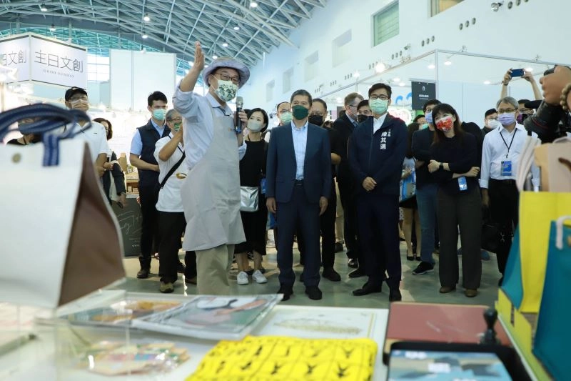 國立臺灣歷史博物館館長張隆志（左1）為文化部長李永得、高雄市長陳其邁介紹「臺史博」展區。