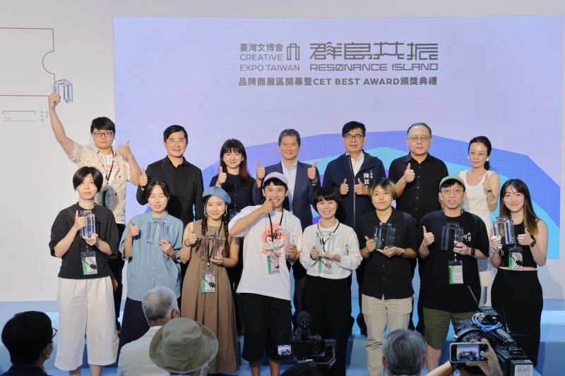 文化部長李永得（後排中間）、文化部政務次長李靜慧（後排左3）、高雄市長陳其邁（後排右3）、高雄市副市長史哲（後排右2）、台灣設計研究院院長張基義（後排左2）、禮拜房文具創辦人楊凱雯（後排右1）與CET BEST AWARD GOLDEN得主合影。