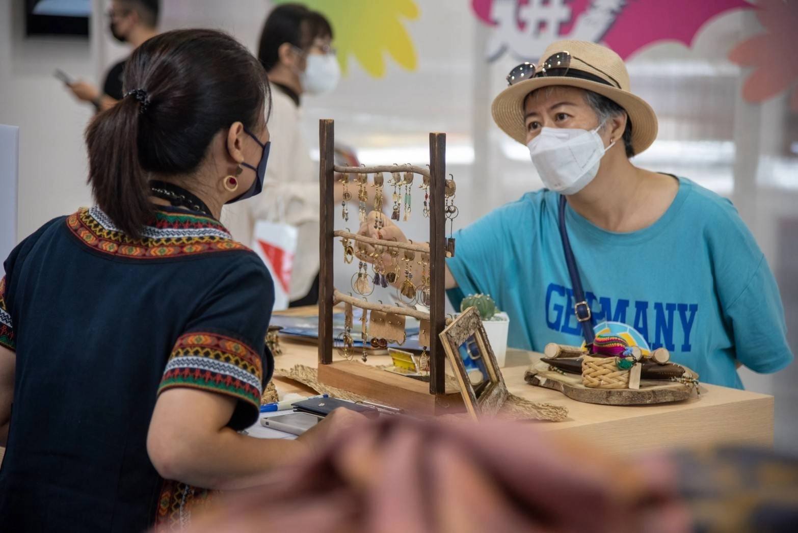 通路據點業者向民眾介紹在地工藝和文創商品。