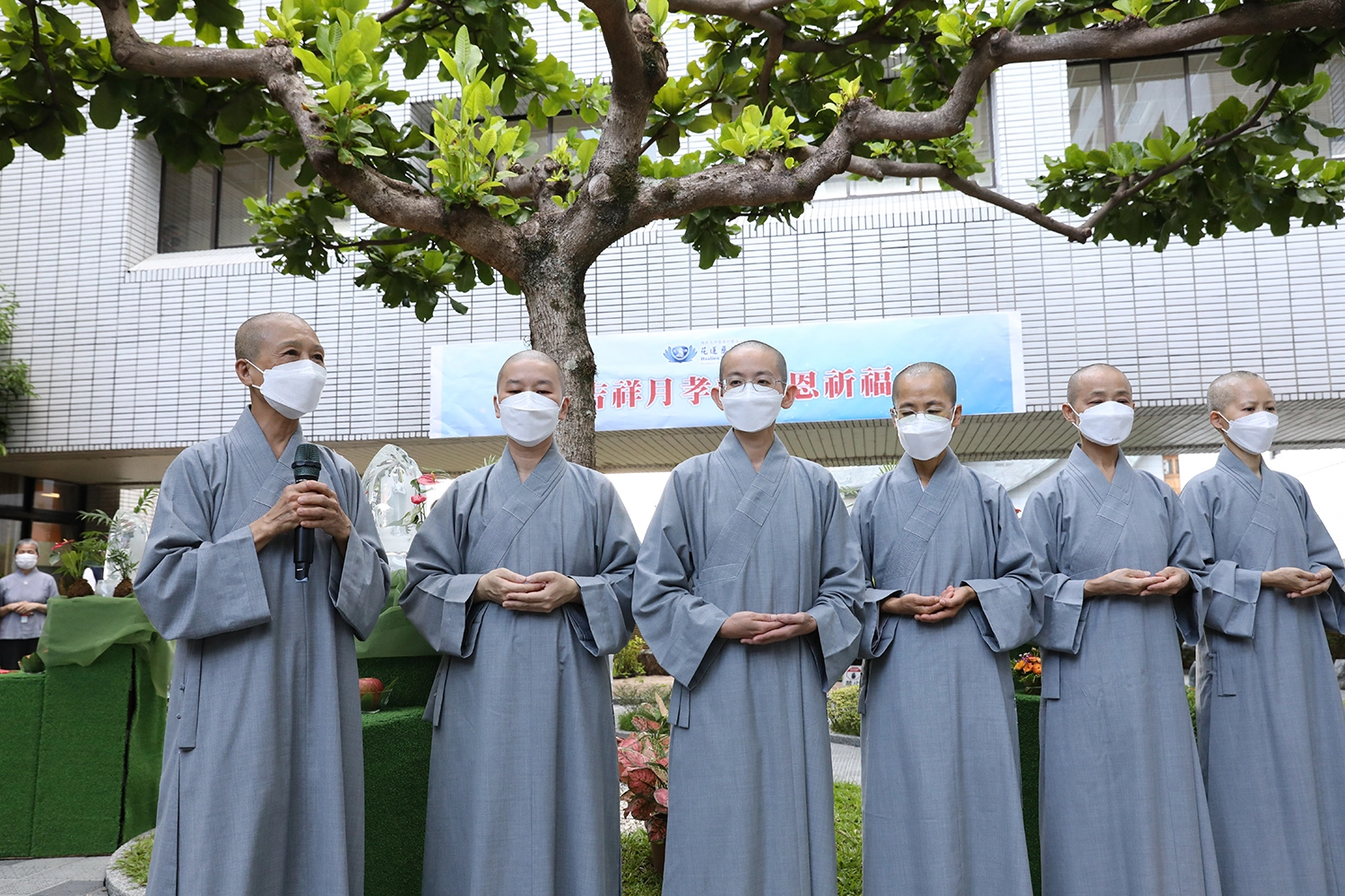 德勱師父(左一)等六位精舍師父逐一開示祝福,祈願人人齋戒茹素行善,祝福家家平安吉祥。(陳安俞攝)