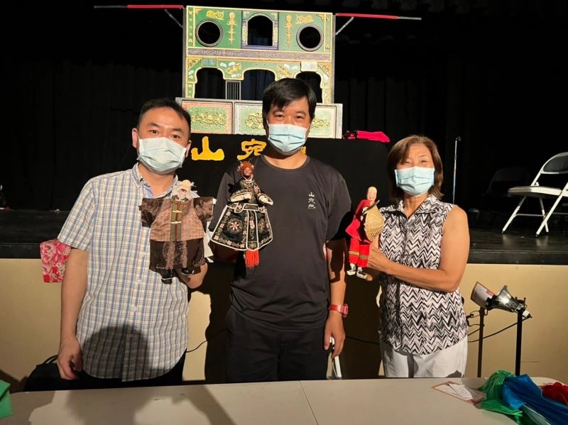 山宛然客家布袋戲團團長黃武山(中)、洛杉磯臺灣書院主任簡德源(左)於聖地牙哥Marie Hitchcock偶戲劇院合影。
