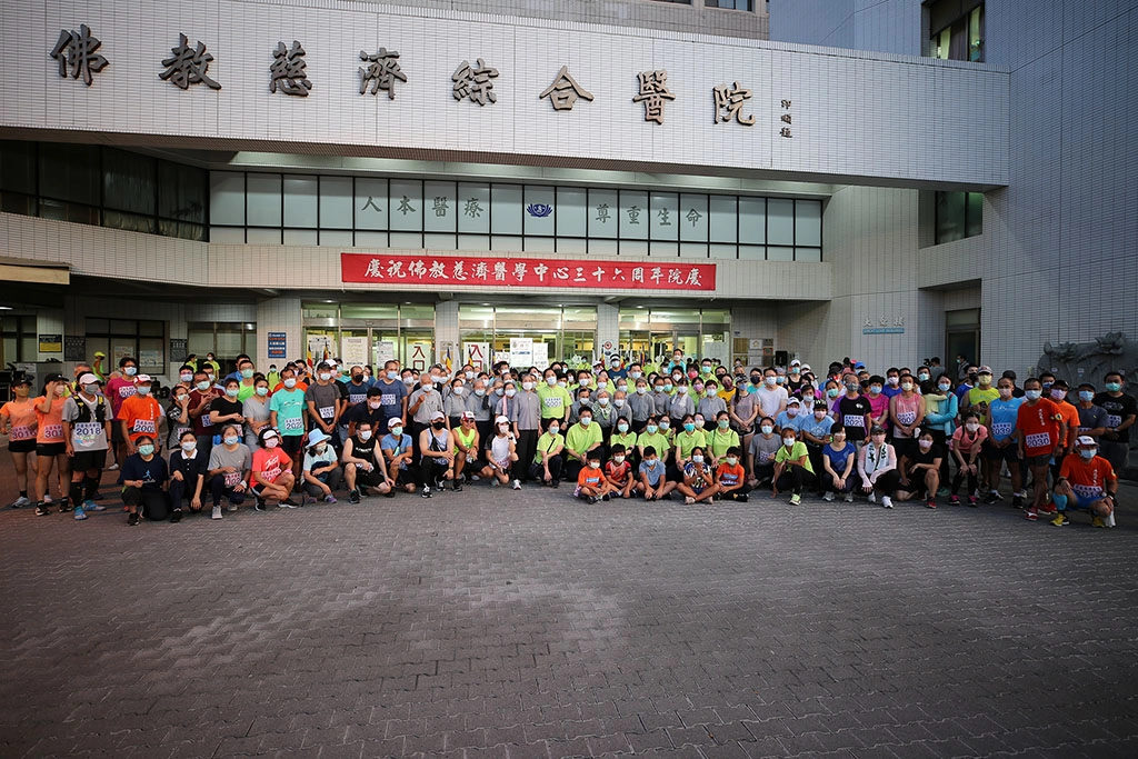花蓮慈濟醫院慶祝啟業三十六周年，近四百位社區鄉親與醫院同仁自慈院圓環出發，以健康路跑來祝福花蓮慈院生日快樂。