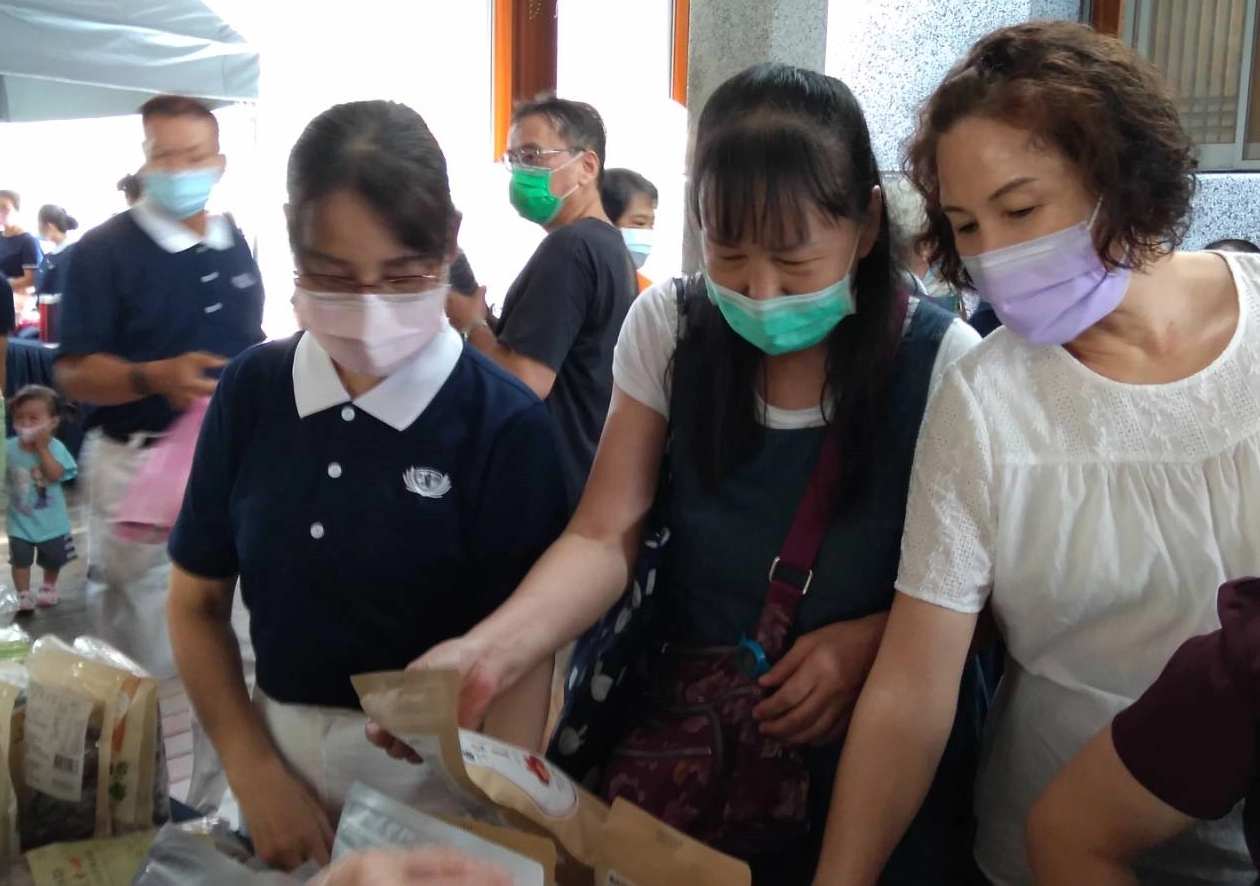 「農曆七月期間,來一場歡喜的蔬食饗宴市集!」新北市慈濟三重志業園區舉行「七月吉祥月祈福會」,三重慈濟志工設置各式蔬食攤位。