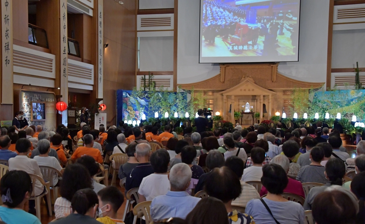 慈濟三重志業園區「七月吉祥月祈福會」,來到寧靜莊嚴的靜思堂,為自己、親友、天下眾生共同祈福,人人心淨,大地平安。