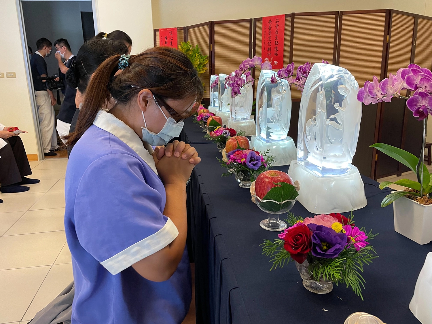 關山慈院邱校芬護理師雖是天主教徒,但他認為信仰宗教最重要的是要有一顆虔誠的心為大眾祈福,他也祈求天下無災無難。(攝影:羅庭茜)