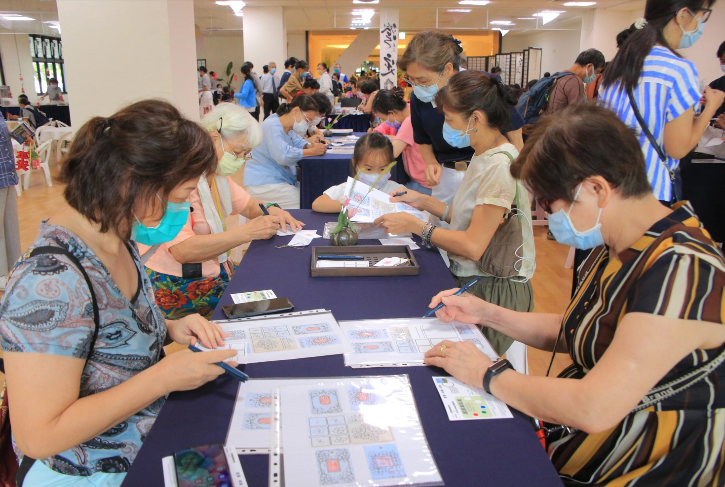 炎夏擾人,民眾體驗禪繞畫,「一方天地成靜心撇步」。