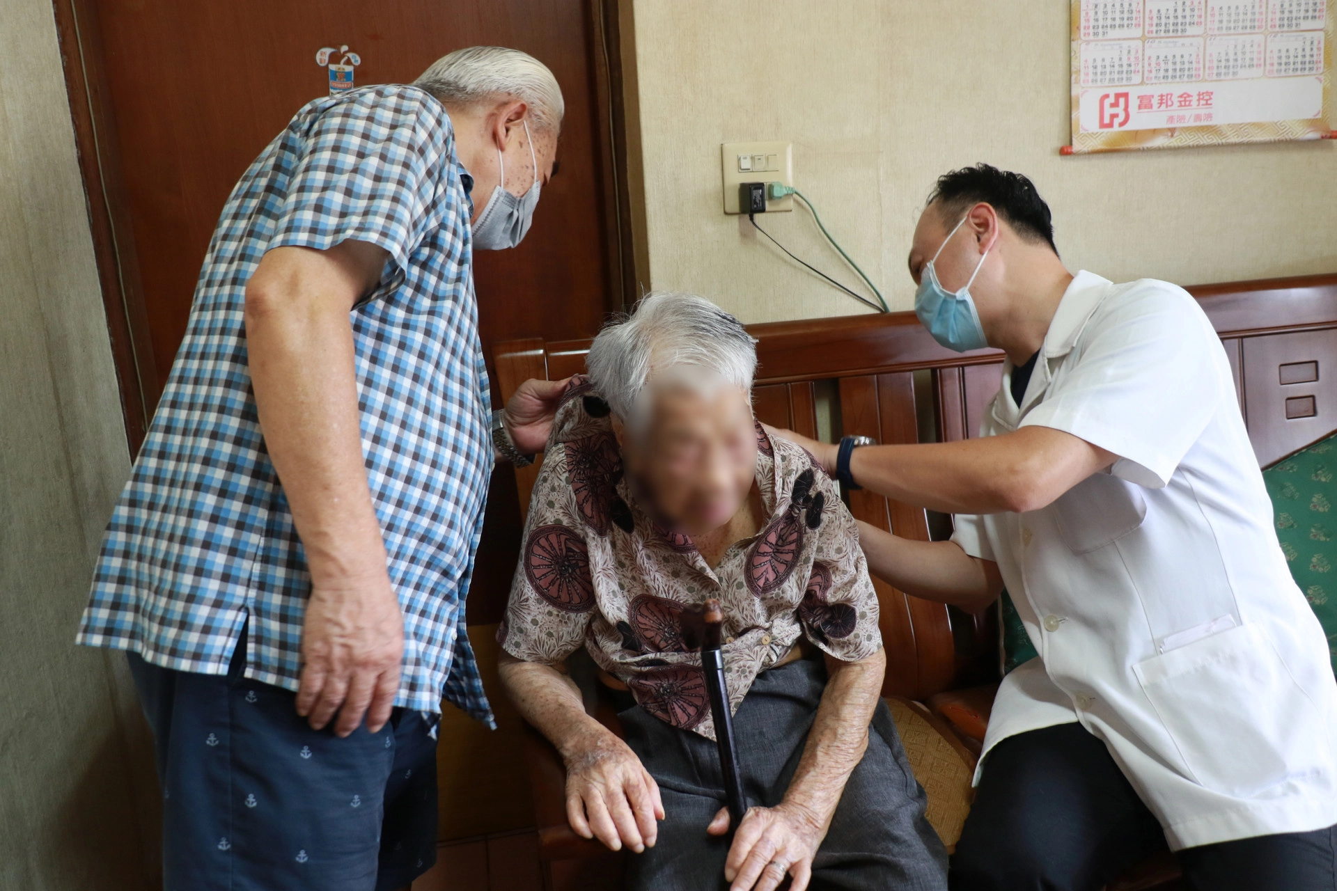 李祥煒主任(右一)診視阿嬤(中)身體狀況。