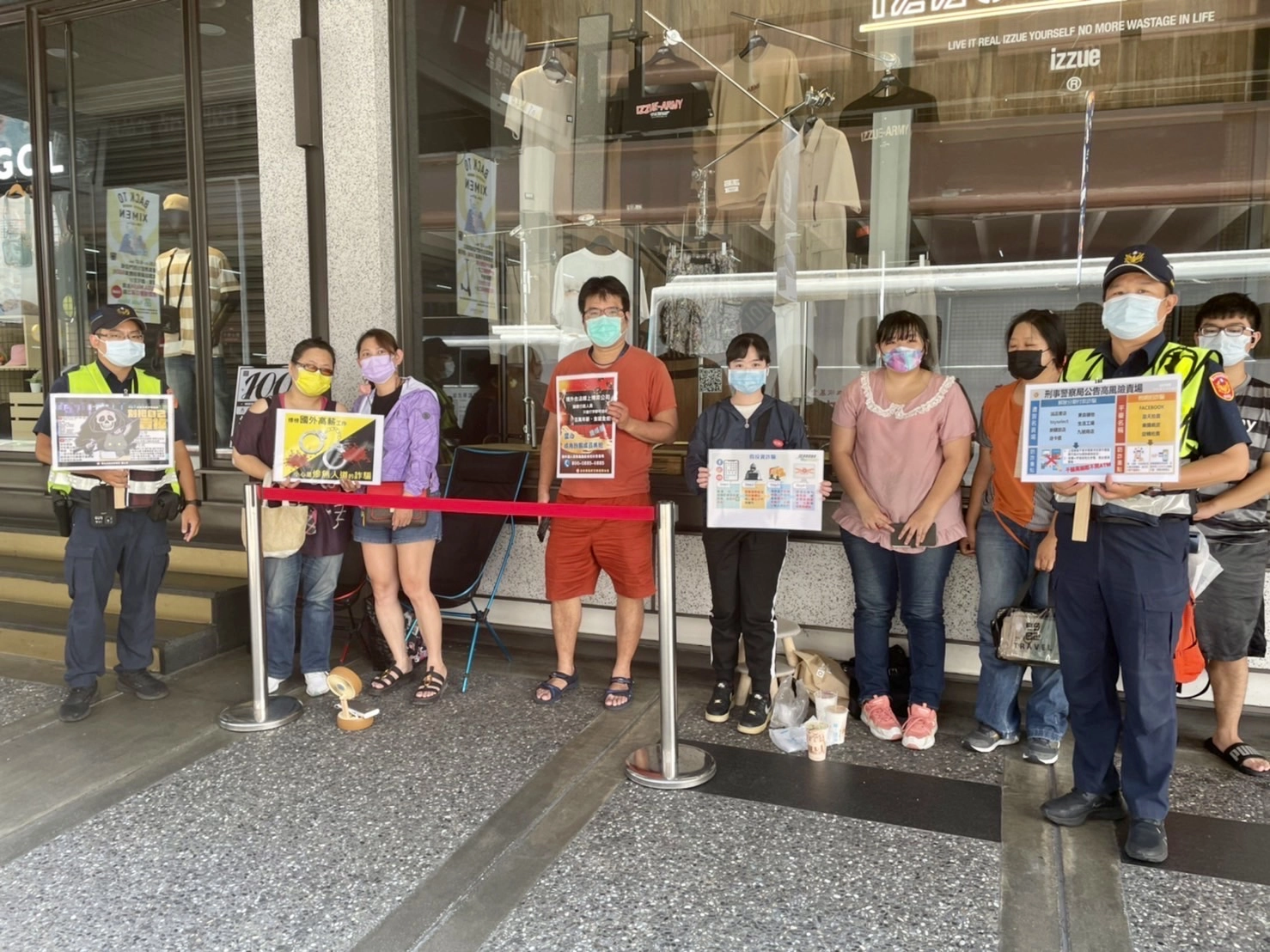 臺北市保安警察大隊至萬華龍山寺手持宣導海報、標語,呼籲民眾從「識詐」做起,提高自我防詐意識。