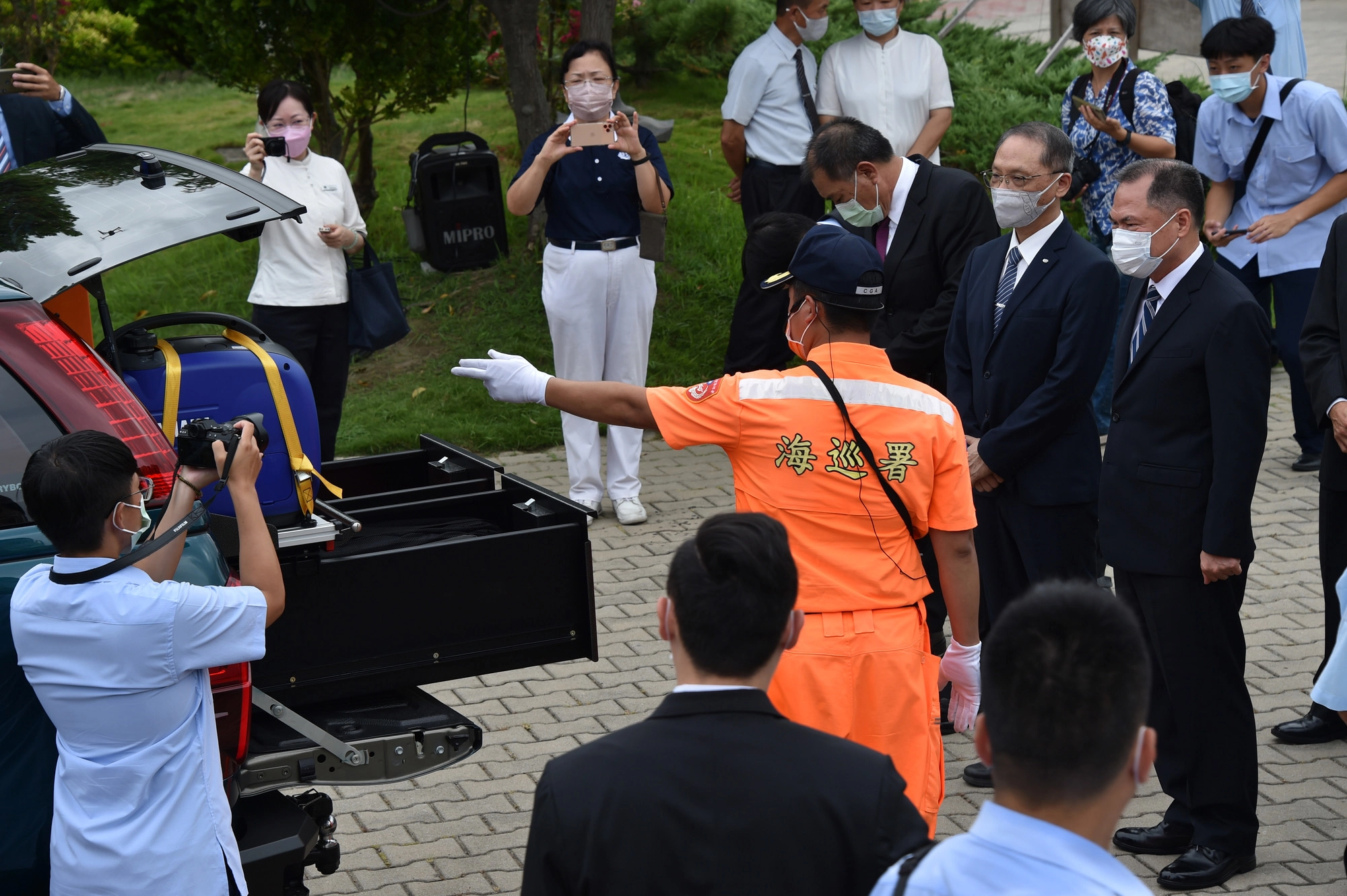 慈濟捐贈海巡署中部分署2部急難行動救援車,8月17日上午在清水靜思堂舉行捐贈儀式。海巡人員介紹設備。