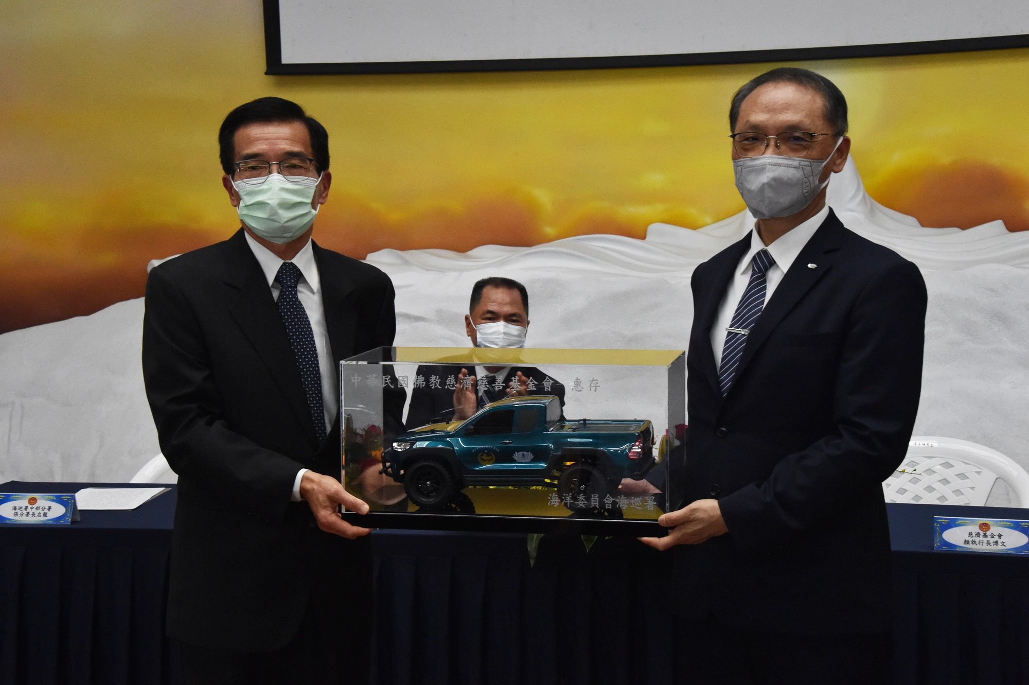 慈濟捐贈海巡署中部分署2部急難行動救援車,8月17日由慈濟慈善事業基金會執行長顏博文(右)代表捐贈給海巡署中部分署長張忠龍(左),海巡署長周美伍(中)出席見證。