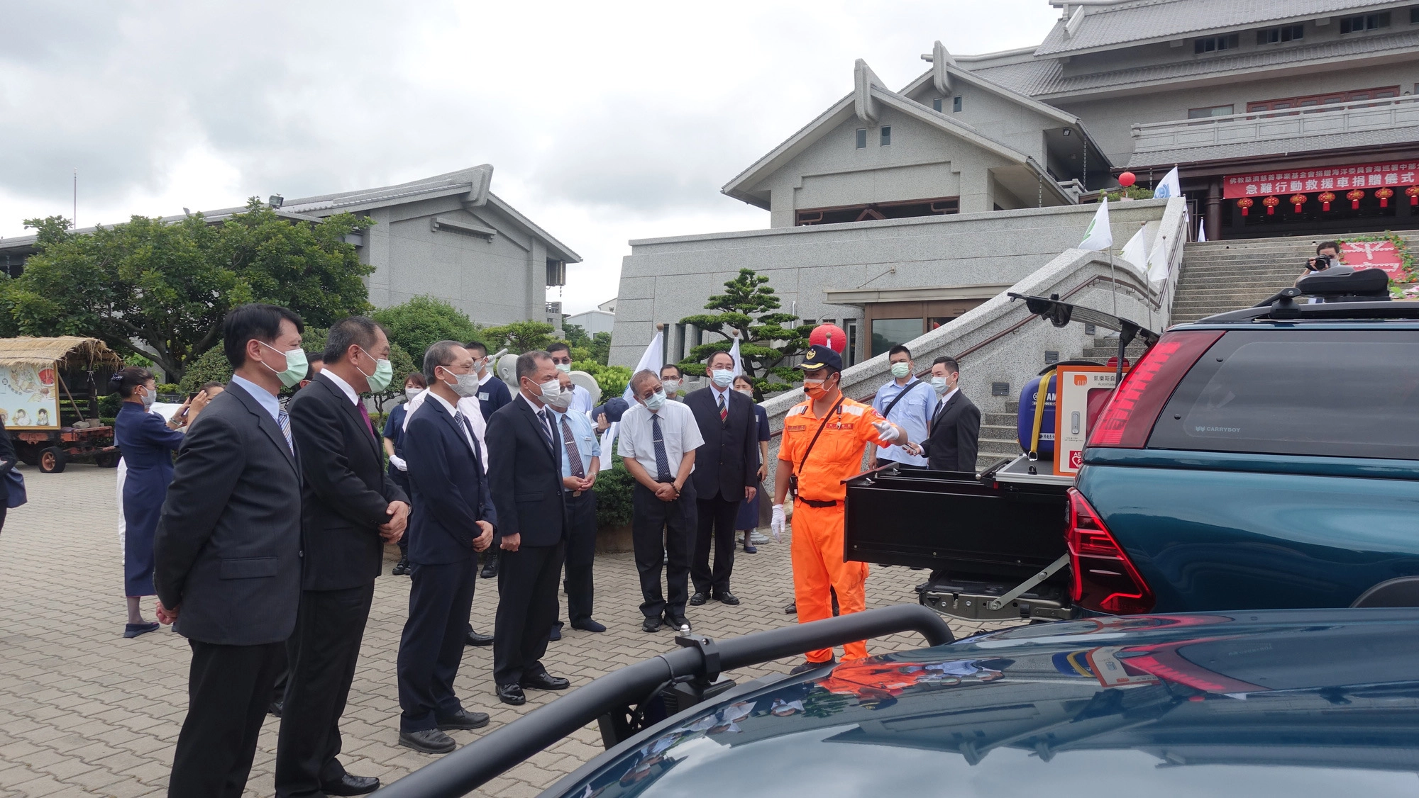 慈濟捐贈海巡署中部分署2部急難行動救援車,8月17日上午在清水靜思堂舉行捐贈儀式。海巡人員介紹設備。