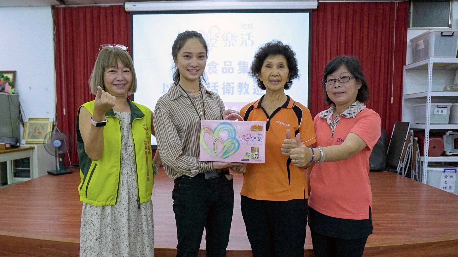 高慈總劉雅玲執行長(左一)、天心慈善會柯惠玲總幹事(右一)、長者志工代表陳秀雲(右二)接受佳格致贈的公益禮盒。