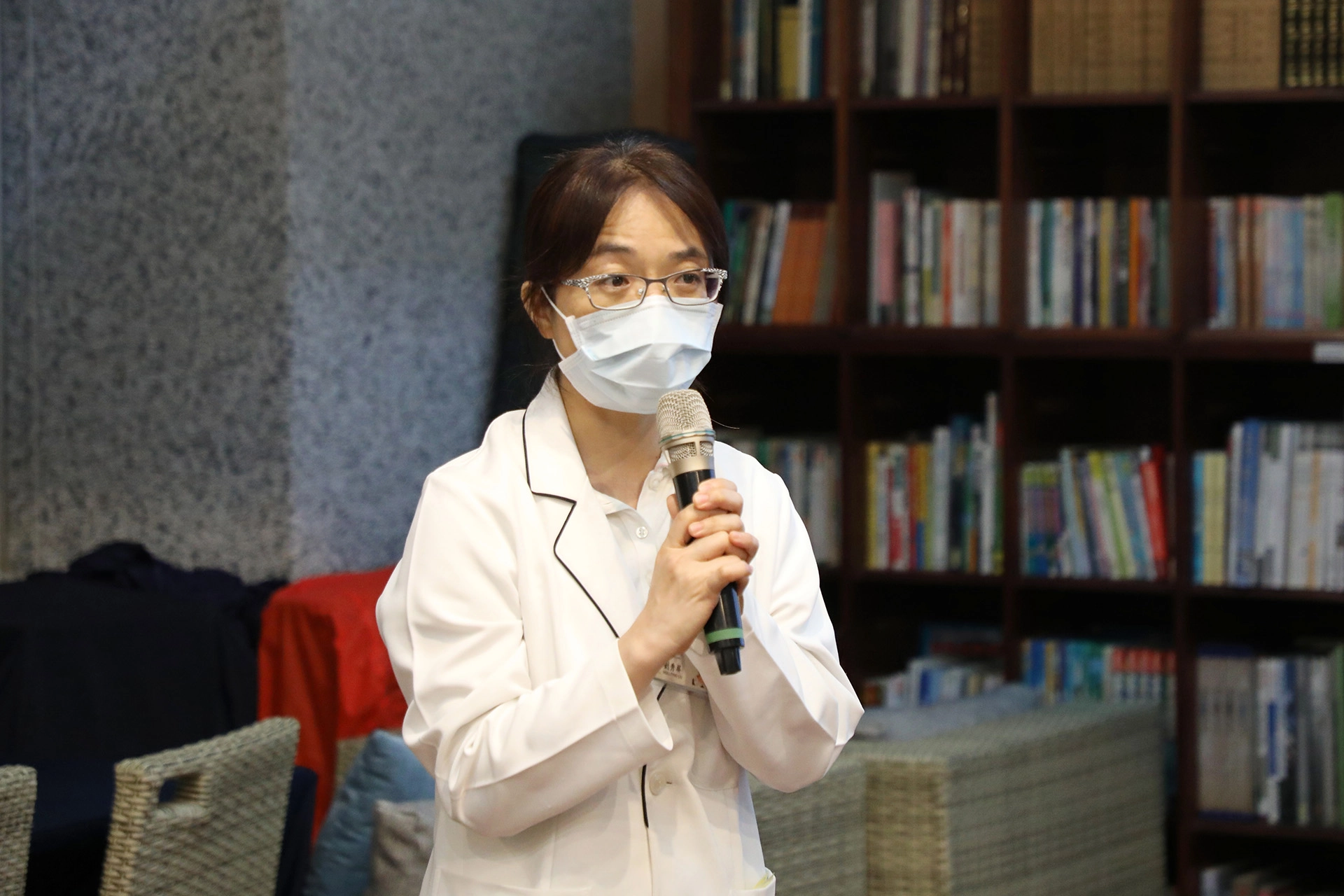 精神醫學部社工師劉秀屏分享一位思覺失調症患者反覆歷經發病、吃藥、停藥、再次發病的過程二十多年,最終在各職類團隊的合作與努力下脫離反覆急性發病的迴圈,穩定接受治療。