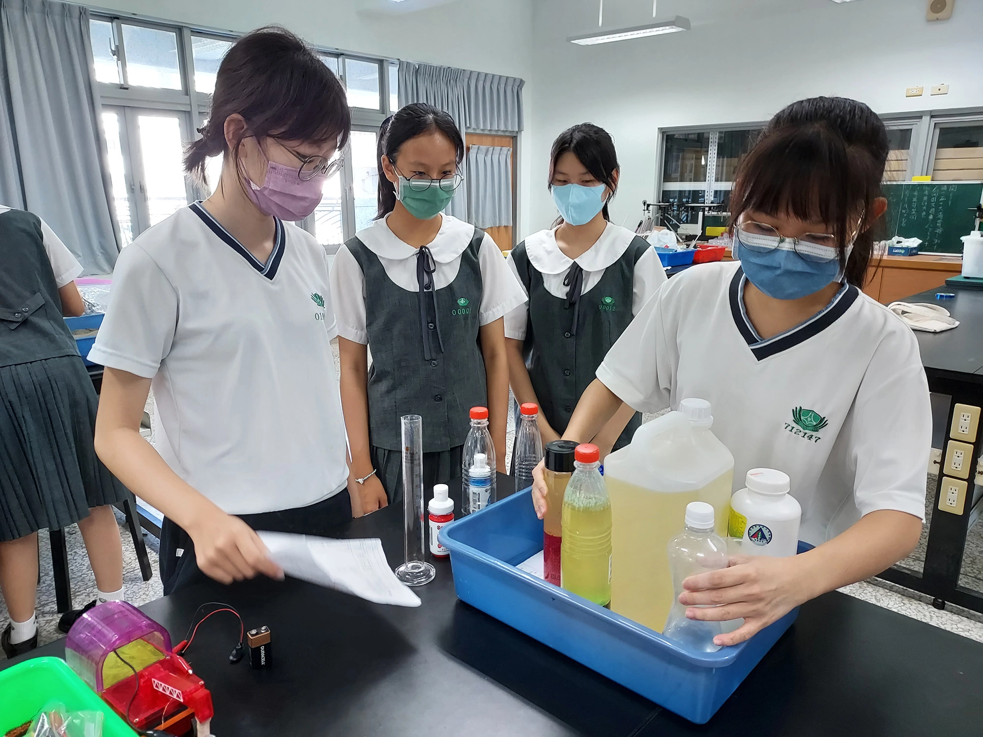 高二數理實驗班蔡頎頤、徐湘縈同學,正在指導國二學生如何製作熔岩燈。