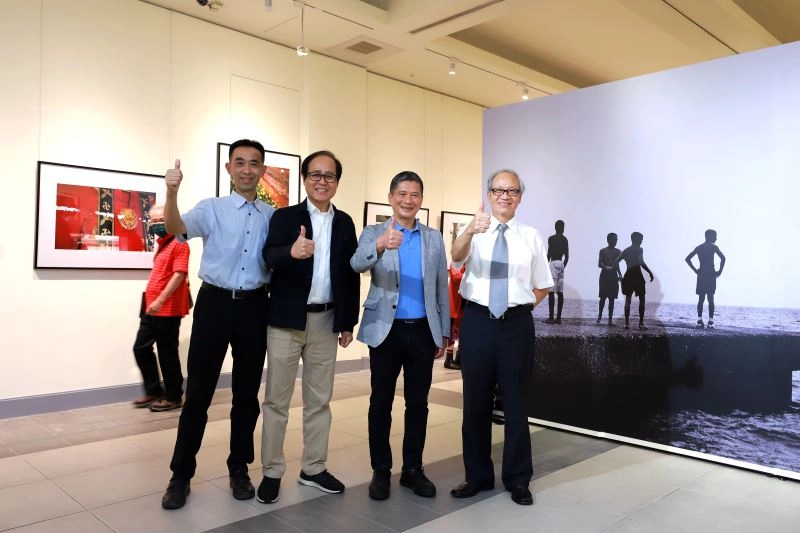 藝術家康台生(右起)、文化部長李永得、臺南市美術館董事長蘇憲法、國立國父紀念館館長王蘭生合影。