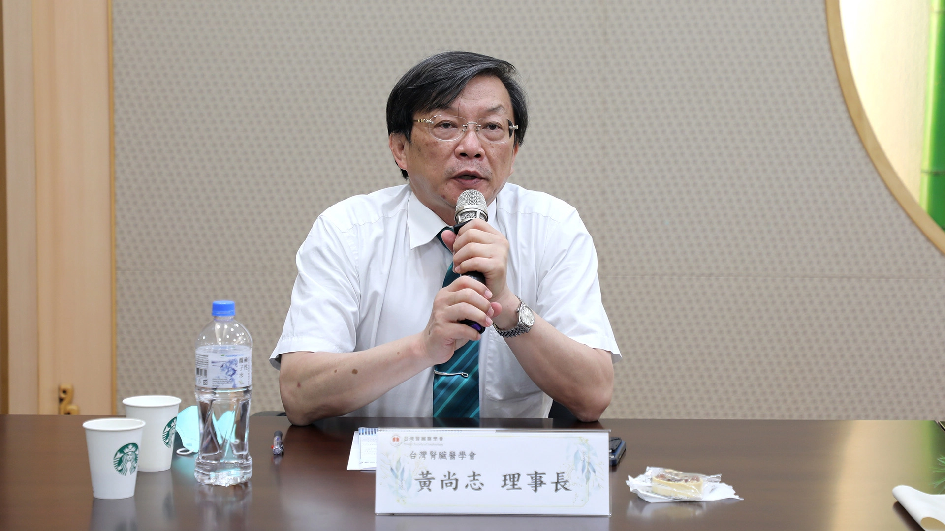 台灣腎臟醫學會理事長黃尚志表示,醫學會透過COVID-19疫情下的大環境學習並做出相應調整,對於每一位醫療人員也都是寶貴的經驗。