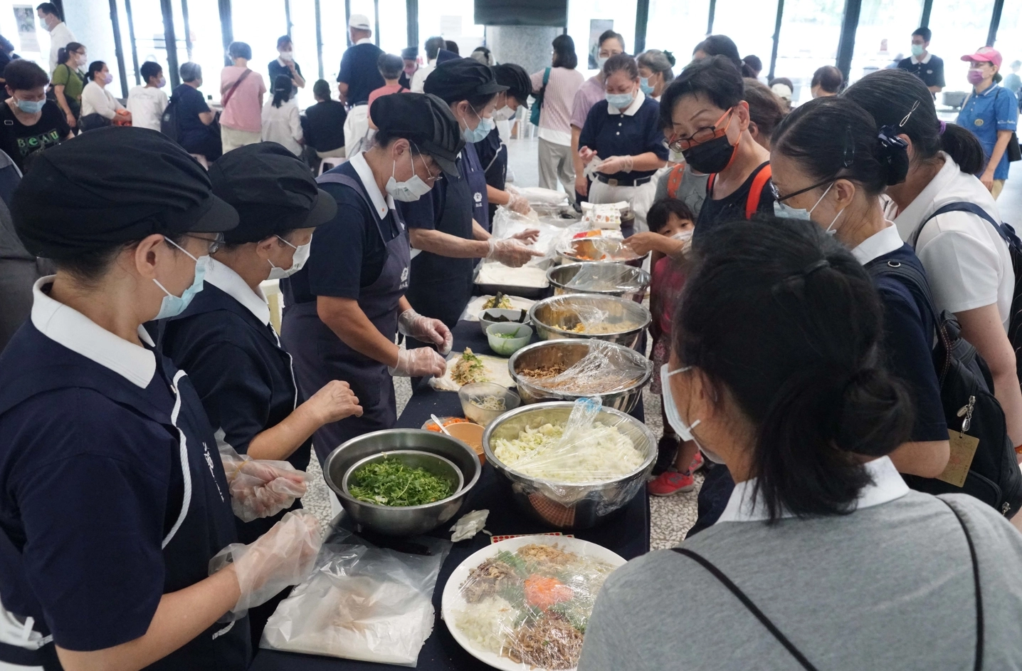 蔬食已蔚為風潮,慈濟團隊擅長料理的香積志工,現場立即示範教作十道蔬食料理。