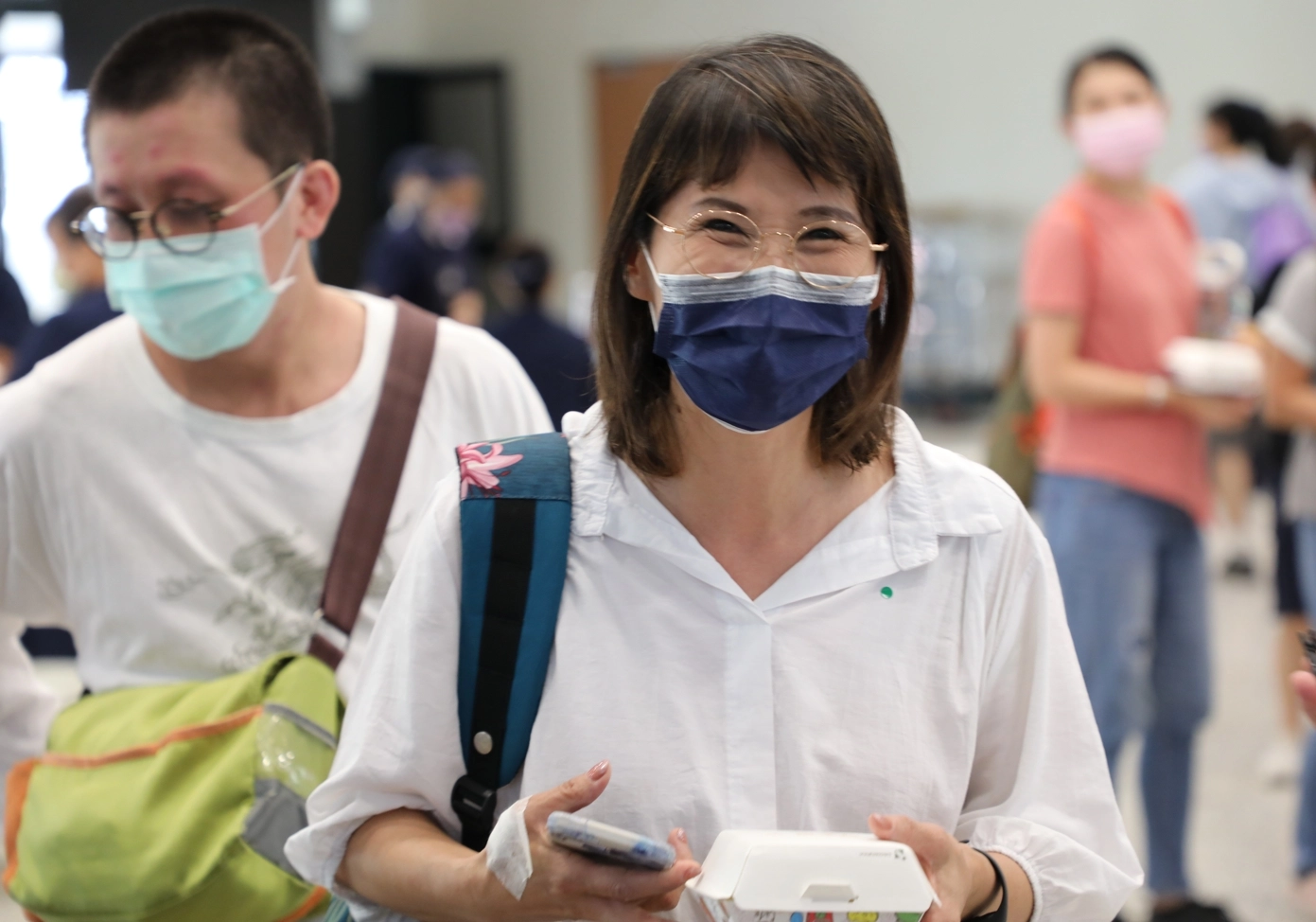 手上拿著涼拌蓮花包的會眾王美足說,很有信心回去可以做這道料理給媽媽和姊姊吃。