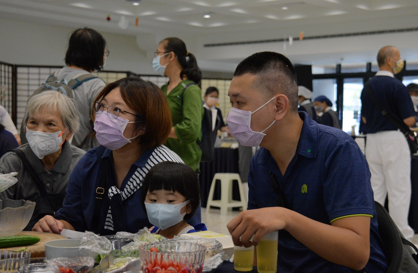 曾經在舊關渡慈濟園區參加過慈青活動的林泳成(右)和太太陳品臻(中),特地從桃園龜山帶著三歲的女兒「回娘家」參加吉祥月祈福。