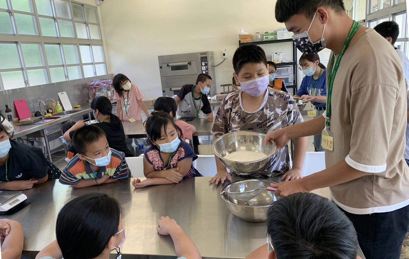 隊輔帶著孩子一起做湯圓