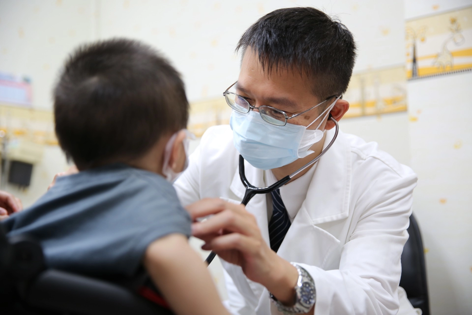 小兒腎臟科主任陳明群醫師指出,查找文獻資料也極少在年紀這麼小的孩子身上發現長有這麼大顆的腎結石的紀錄,花蓮慈院小兒部與泌尿部團隊攜手合作,順利將余小弟體內的結石移除乾淨。
