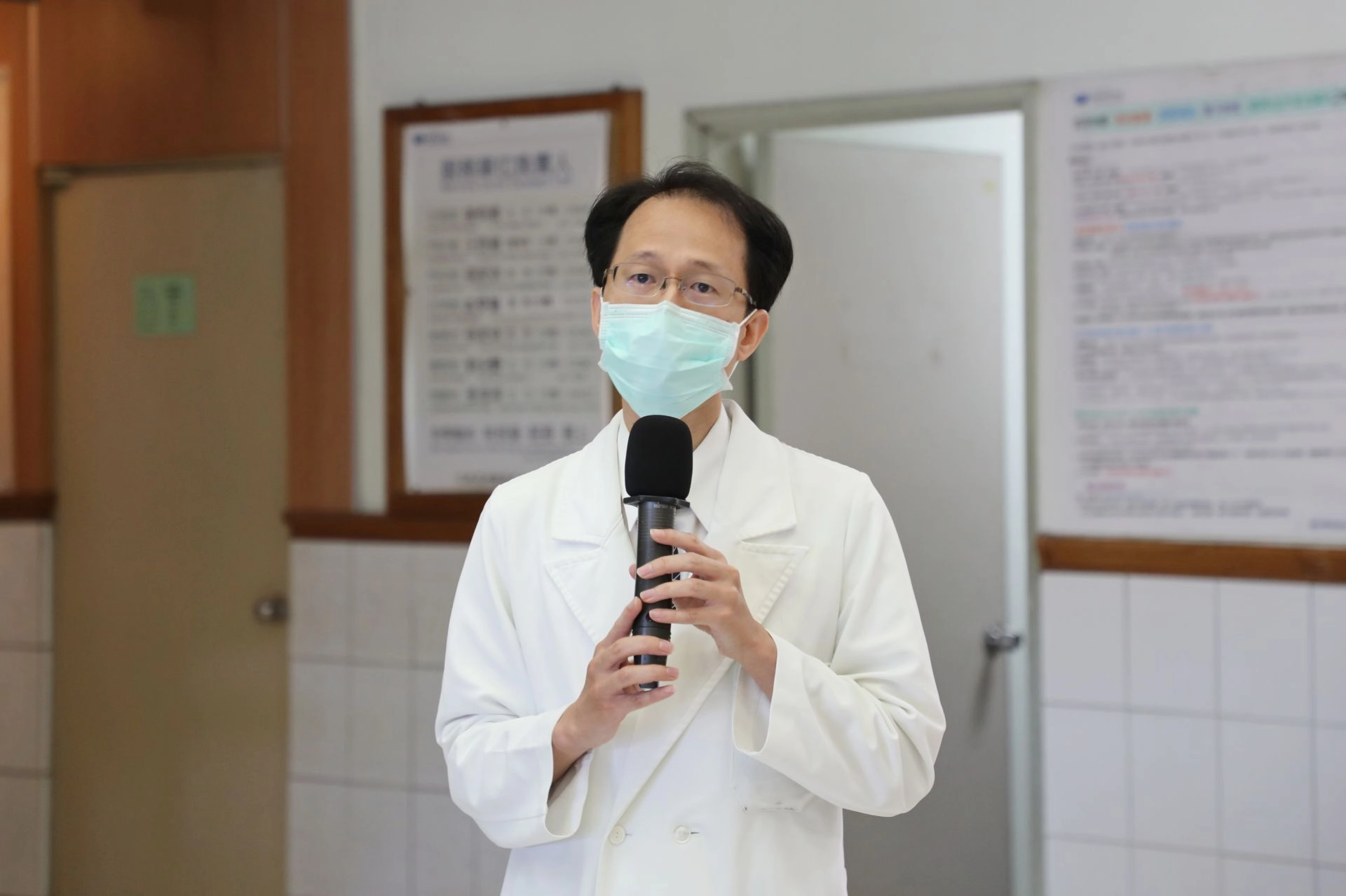慢性腎臟病防治中心主任林于立主任分享,特別附上影音示範教學QR code,可透過影音教學平台,無限次觀看由護理師親自示範影像,來同步操作練習,除了國語版本教學,還有臺語、英文及印尼語版本可以選擇,讓讀者能詳細了解腹膜透析相關的操作與衛教知識。