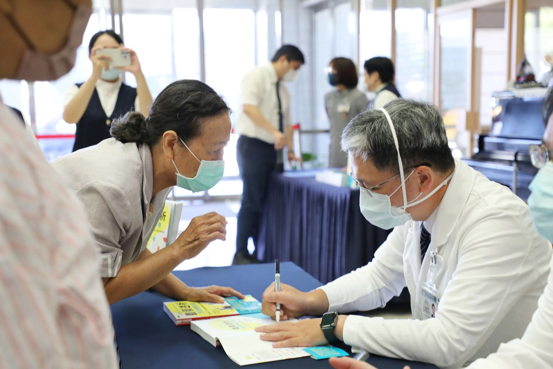 團隊作者群,為熱情支持的讀者、腎友、家屬簽書。