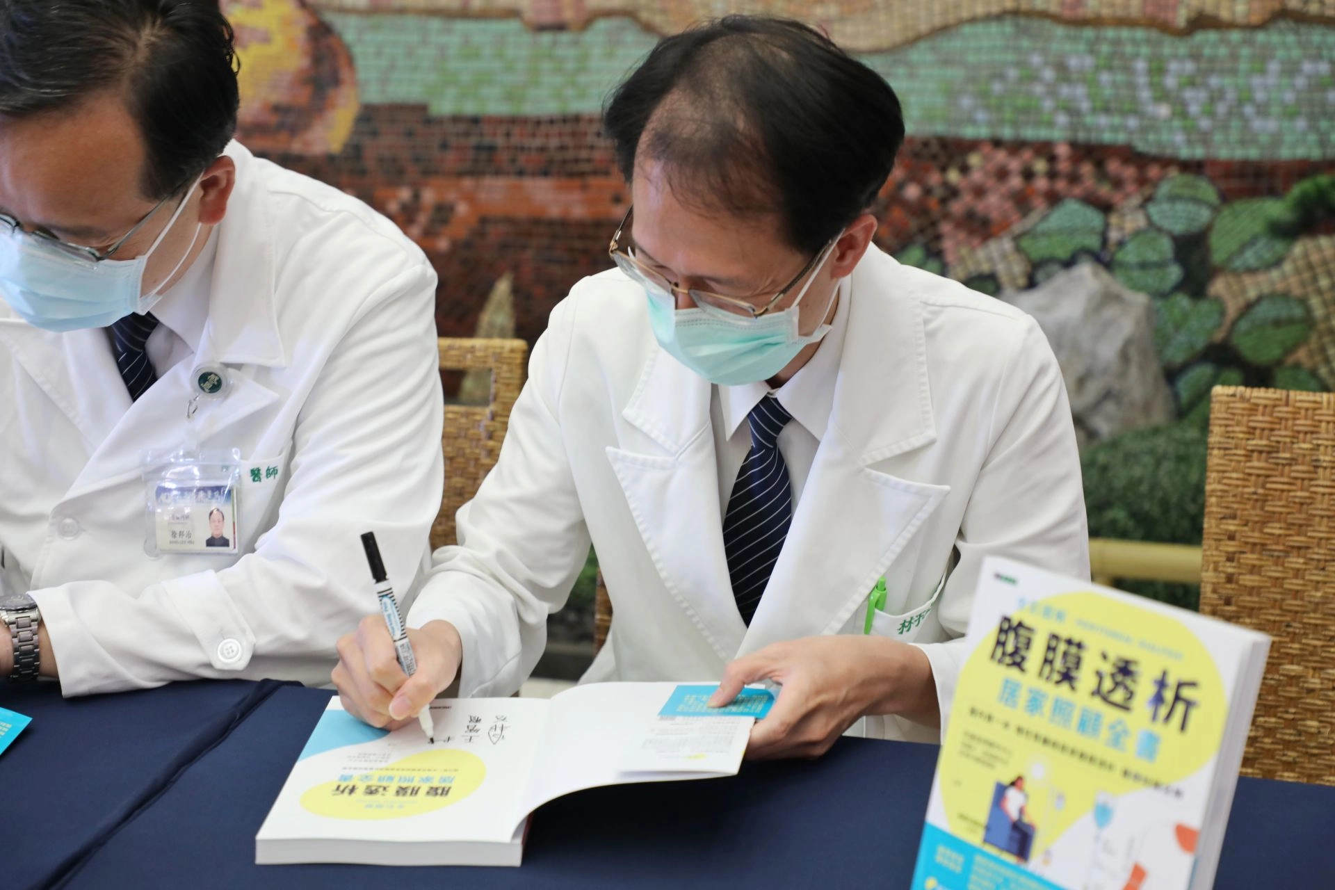 團隊作者群,為熱情支持的讀者、腎友、家屬簽書。