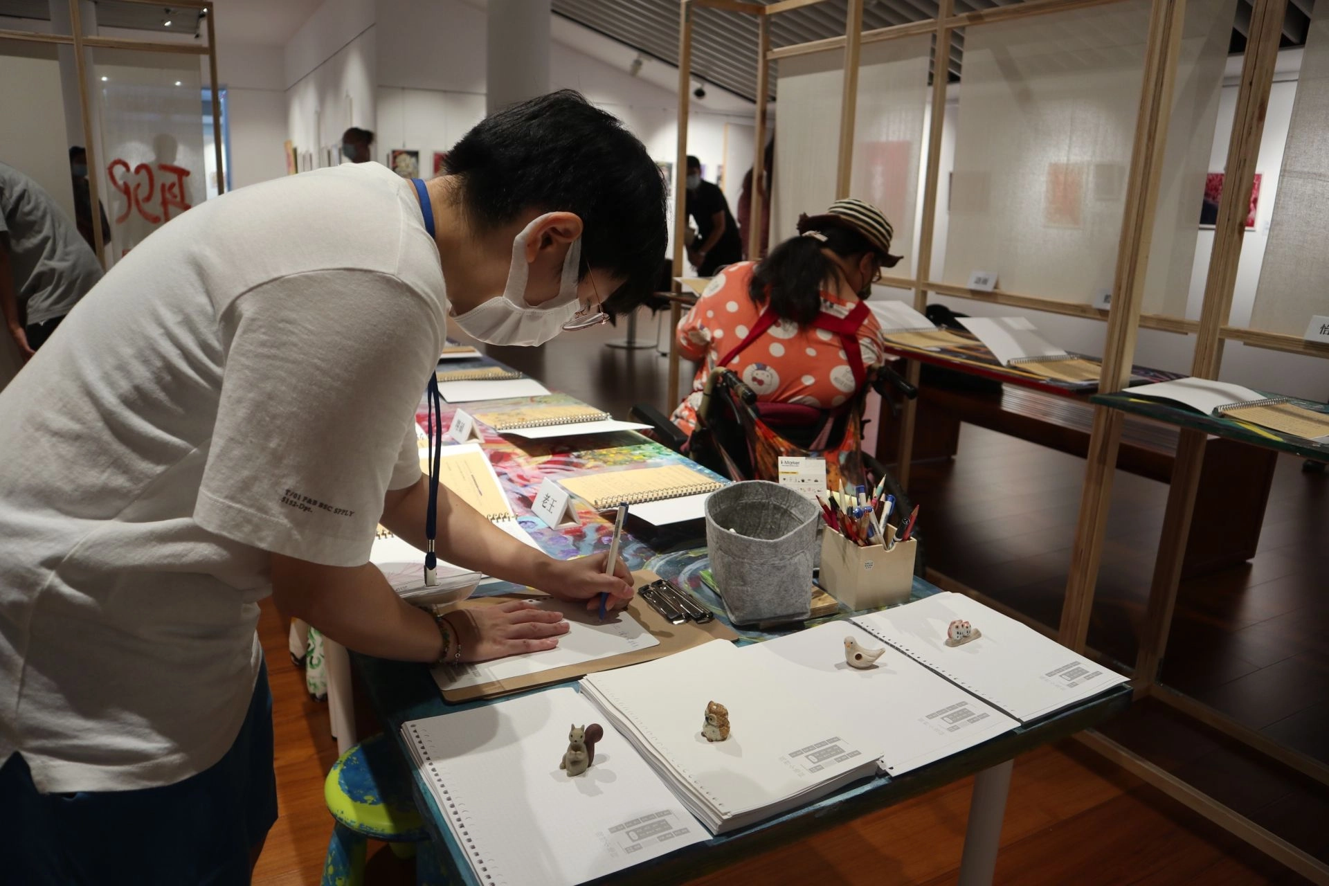 展區「聊遇間」為一互動空間,邀請觀展民眾留下心得
