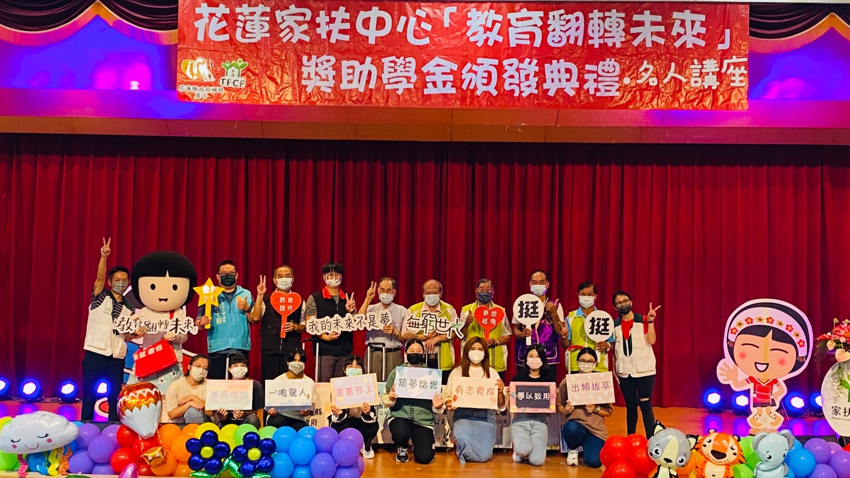 一個行李箱拜表一份祝福，由貴賓贈與祝福給孩子。