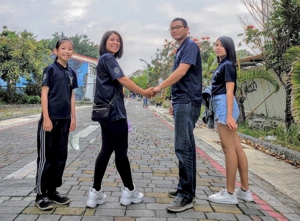 阮氏幸(左二)與蔡承佑(右二)攜手同行,與子女全家快樂出遊。