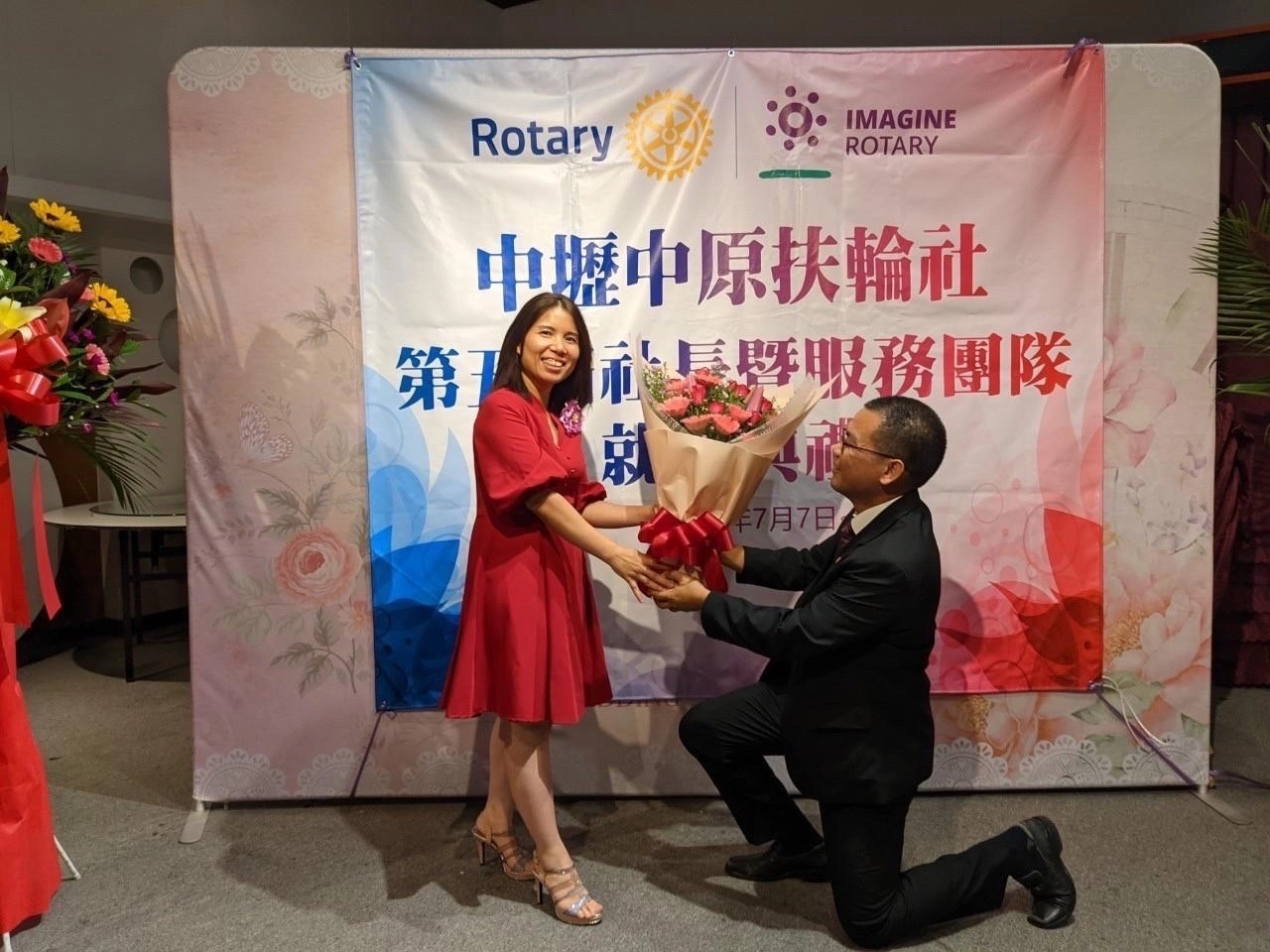 阮氏幸(左一)與蔡承佑(右一)夫妻共同出席活動,重現求婚場景。