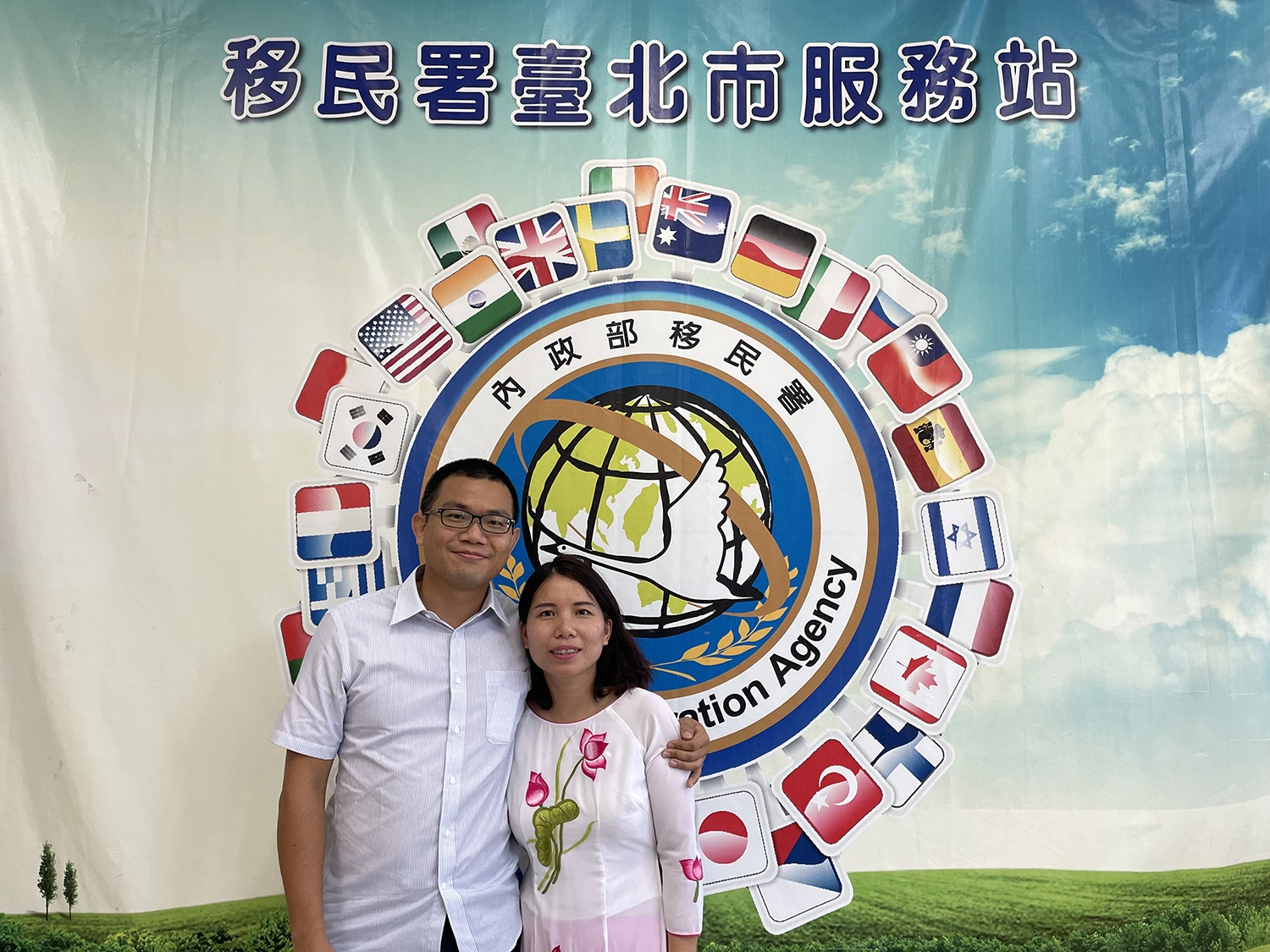蔡承佑(左一)與阮氏幸(右二)日前於移民署北區事務大隊臺北市服務站錄製PODCAST節目,分享他們的異國真愛故事。