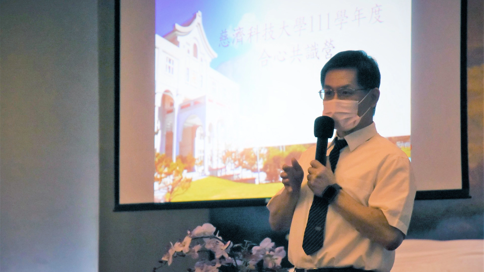 慈濟科技大學校長羅文瑞表示,未來學校緊扣國際慈善腳步,打造全英文教學環境,帶動其他學生的學習動力。