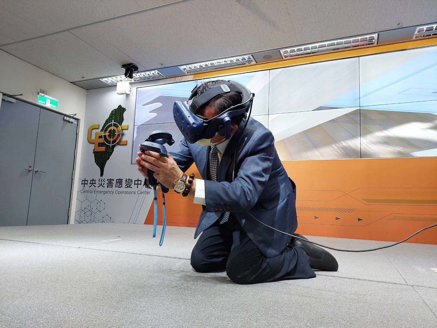 蕭署長玩VR:體驗地震避難情境