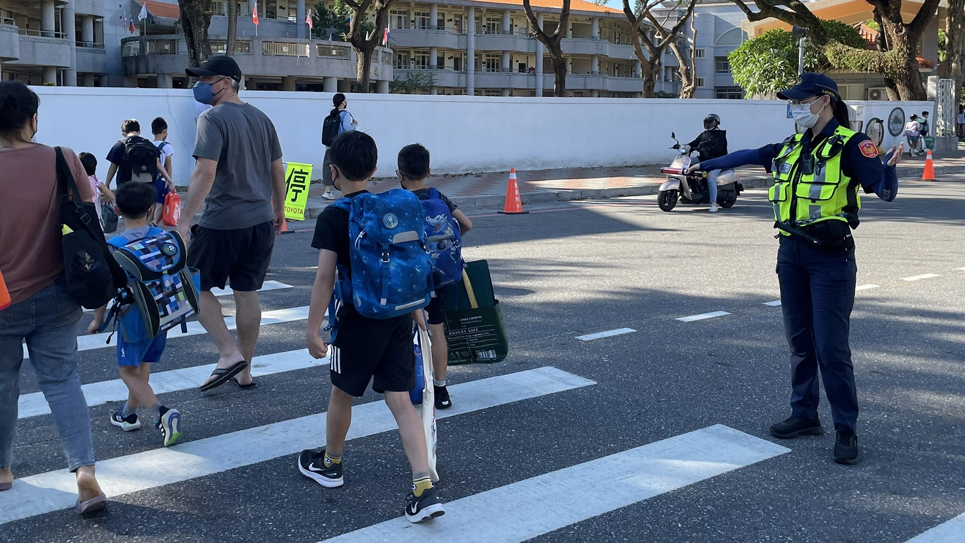 為維護學童上、放學安全,避免交通意外發生,花蓮警分局特別規劃並派遣警力協助護童及交通疏導工作,並與學校志工、導護媽媽、導護老師等共同執勤,維護學童上學之人身及交通安全,與學童一起迎接開學。
