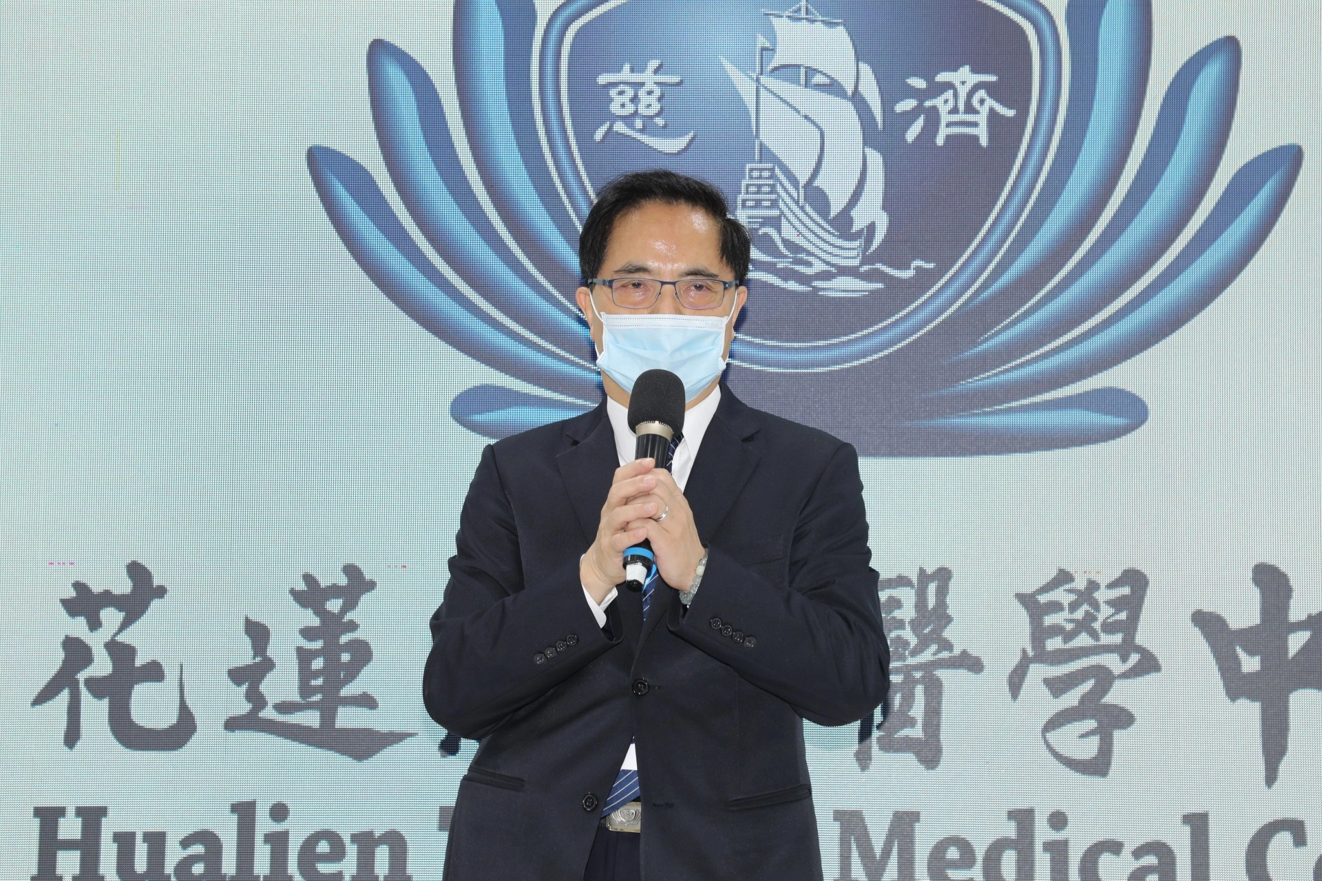 花蓮慈濟醫院林欣榮院長表示,花蓮慈院於2020年底研發出淨斯本草飲,在動物基礎研究中,證實能降低糖尿病小鼠感染的風險。此外,研究團隊更進一步探討淨斯本草飲及主要成份艾草,於多種老化相關疾病的應用,研究結果顯示淨斯本草飲在小鼠具有健康維持、調節生理機能、增強體力等潛力,並發表多篇文章於國際知名期刊。