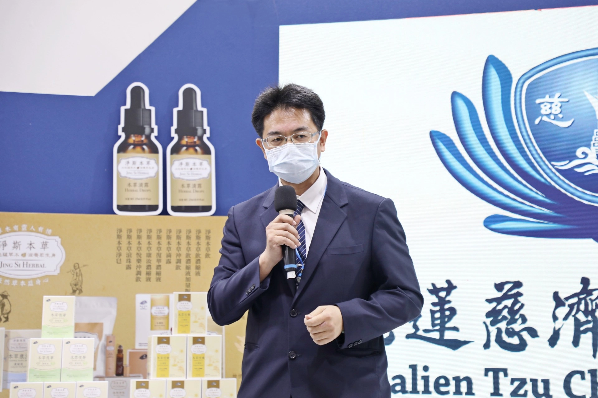 何宗融中醫副院長說,花蓮慈院長期致力於中西醫合療,從基礎科學到臨床實證,積極創新研發治療策略及調養,期望透過本草系列研究,輔助臨床中西醫合療,照護病友身心,幫助民眾調理生理機能、滋補強生,何副院長也提醒民眾與慢性病友,可以與中醫師討論飲用方式。
