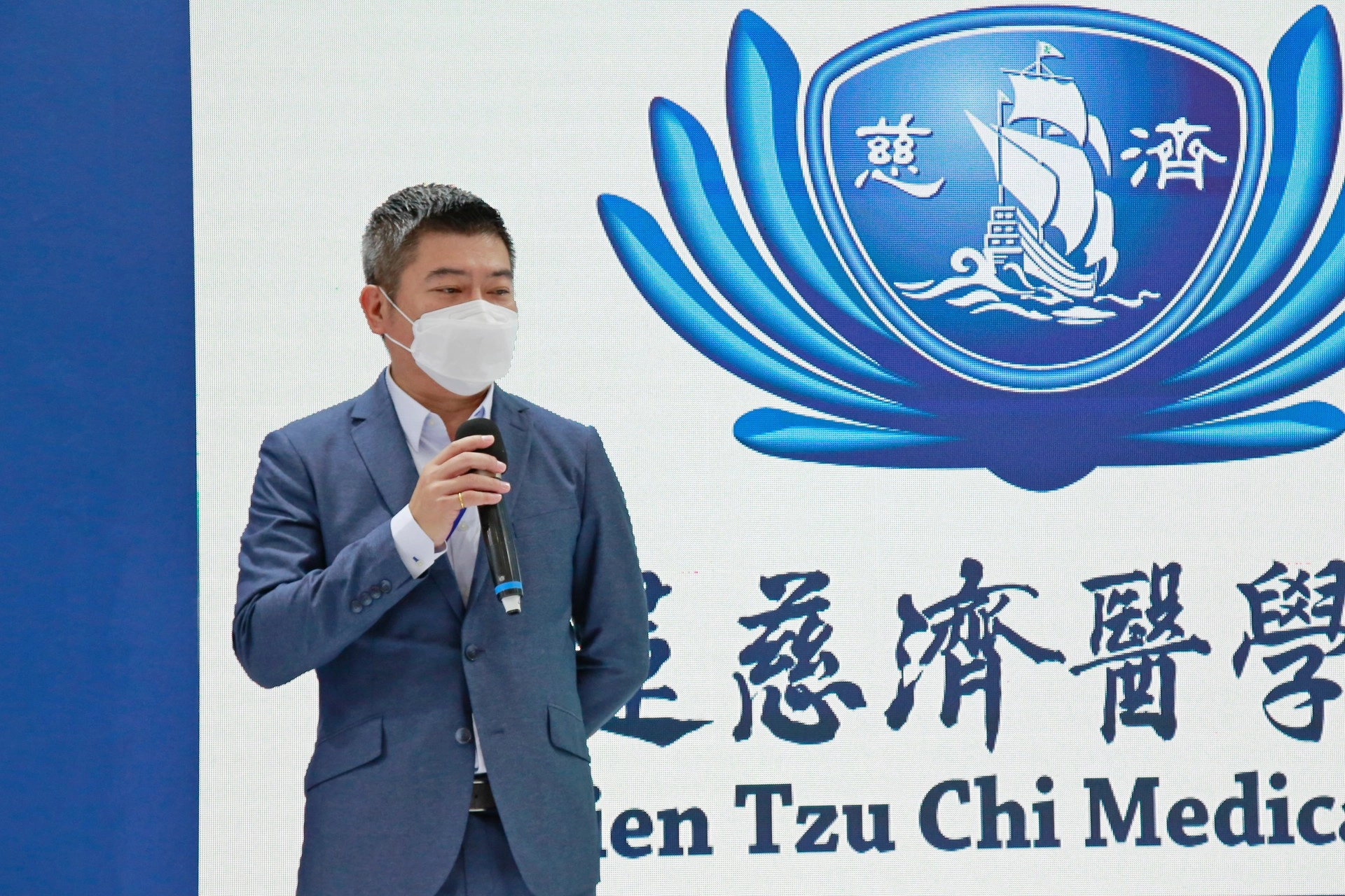 智邦臺灣區總經理顏玉龍表示,智邦在花蓮慈院院內佈立高速無線網路並導入智慧室內定位系統,產生實時偵測、蒐集、標註、分析定位數據,發展的自動報到、即時引導、服務分流等應用,預期未來可進一步活用至居家個人照護服務。