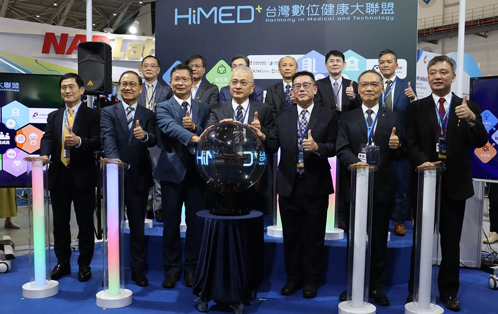 「台灣數位健康大聯盟(Harmony in Medical and Technology;HiMEDt)」,做為聯盟組織單位之一的慈濟基金會,執行長顏博文受邀出席(前右二)。