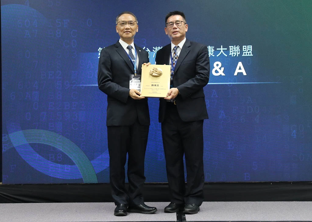 姜志雄(右)表示,目前已和慈濟基金會簽訂合作備忘錄(MoU),跨界合作共善,將產品導入慈濟大愛道場試驗。
