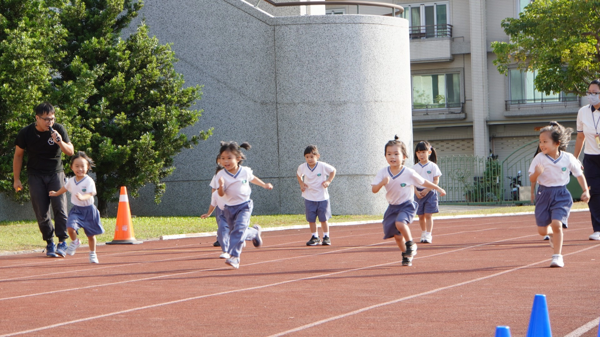 幼兒園個人短跑,精神抖擻的小小選手們,不分你我,勇往直前。