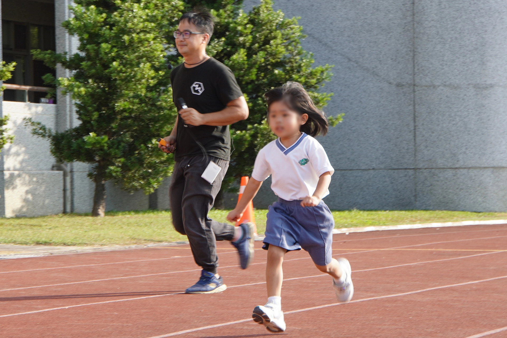幼兒園個人短跑--孩子不要害怕!小魚老師陪你一起跑。