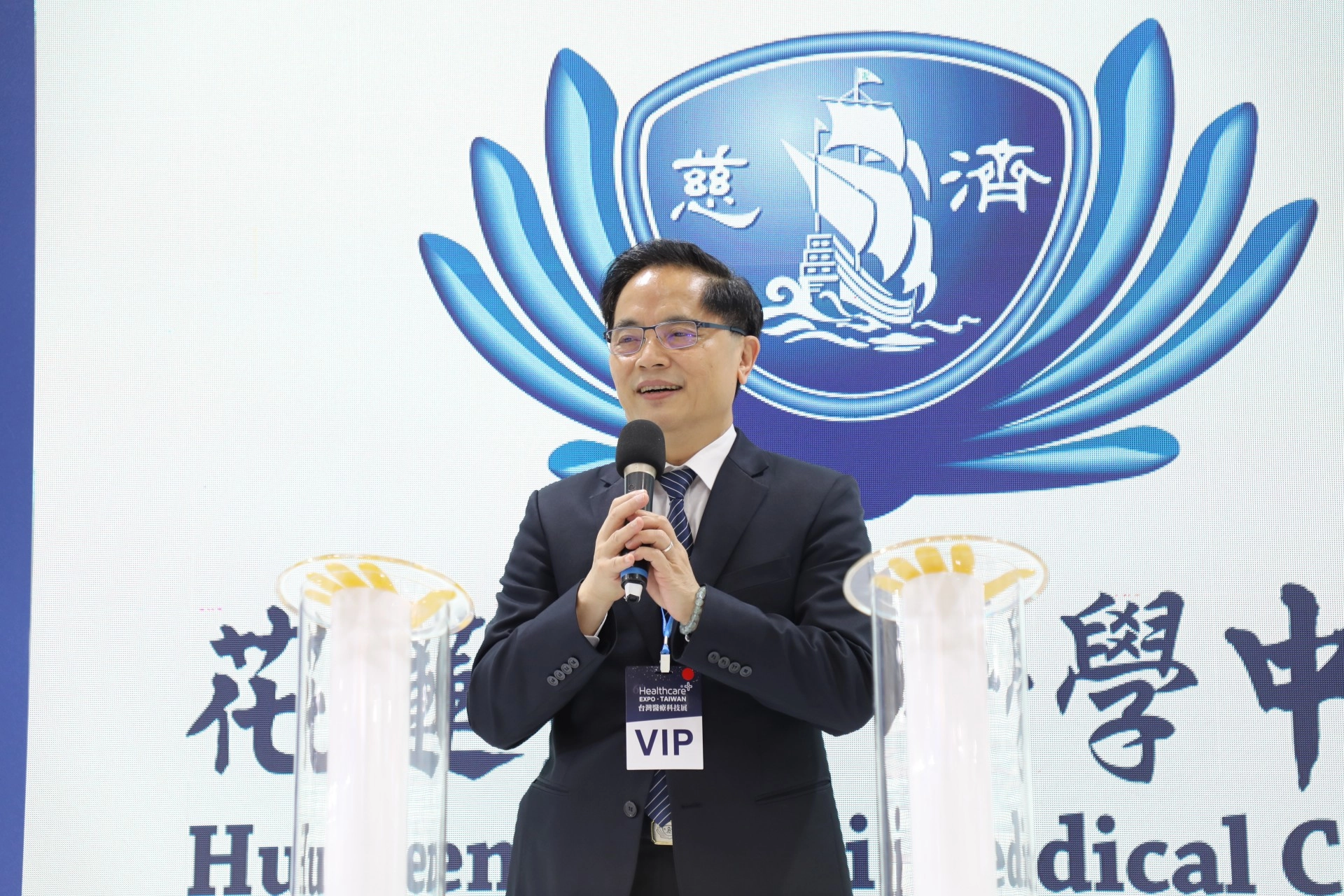 林欣榮院長表示,花蓮慈院結合中醫、腎臟內科、高齡醫學、營養科等團隊專業觀點,透過各種食譜書籍,藉由成分、營養分析及作法,甚至結合時令,希望讓素食的朋友不僅吃得健康,更吃出慈悲智慧,友善大地萬物。