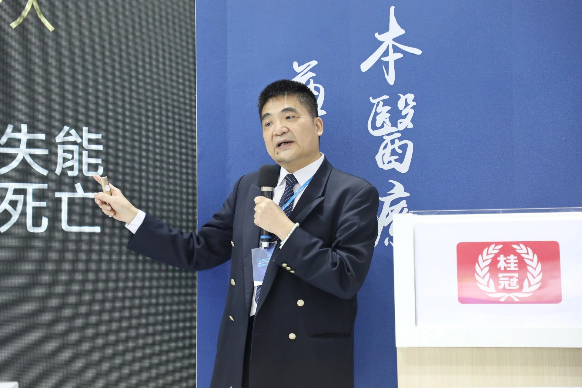 羅慶徽副院長指出,素食族群可藉由豆類及全穀雜糧類,攝取到優質且充足的蛋白質,並建議把握「蛋白質互補原則」,利用不同食物含有不同胺基酸的概念,在每日用餐時來做正確的營養補充。