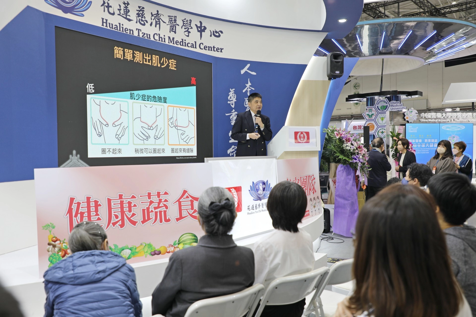 羅慶徽副院長指出,素食族群可藉由豆類及全穀雜糧類,攝取到優質且充足的蛋白質,並建議把握「蛋白質互補原則」,利用不同食物含有不同胺基酸的概念,在每日用餐時來做正確的營養補充。