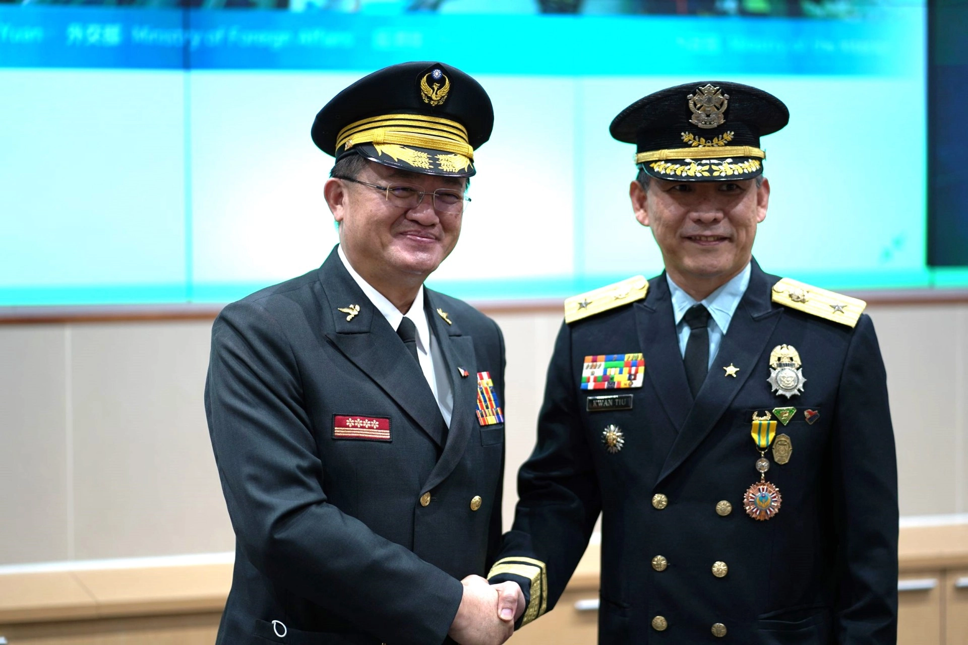 消防署長蕭煥章(圖左)與菲律賓Kwan TIU副署長(圖右)